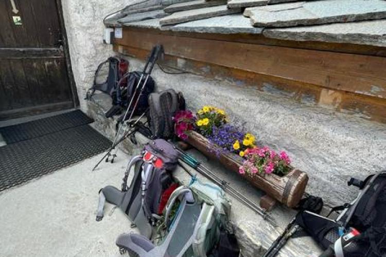 Refuge l'Auberge de Bellecombe à Val Cenis-Termignon - Sacs-à-dos de randonneurs posés devant l'entrée