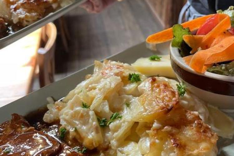 Refuge l'Auberge de Bellecombe à Val Cenis-Termignon - Plat complet (viande-gratin-salade) cuisiné au feu de bois